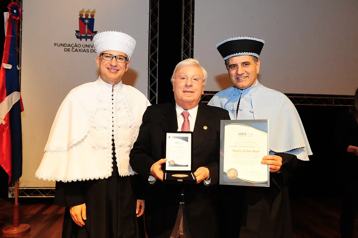 Imagem do Prof. Mario Beni recebendo Medalha Mérito Científico - Medalha Reitor Virvi Ramos - na Comemoração dos 50 anos da Universidade de Caxias do Sul - RS.
