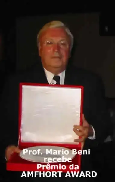 Imagem do Prof. Mario Beni recebendo o prêmio ANFORHT AWARD 2004.