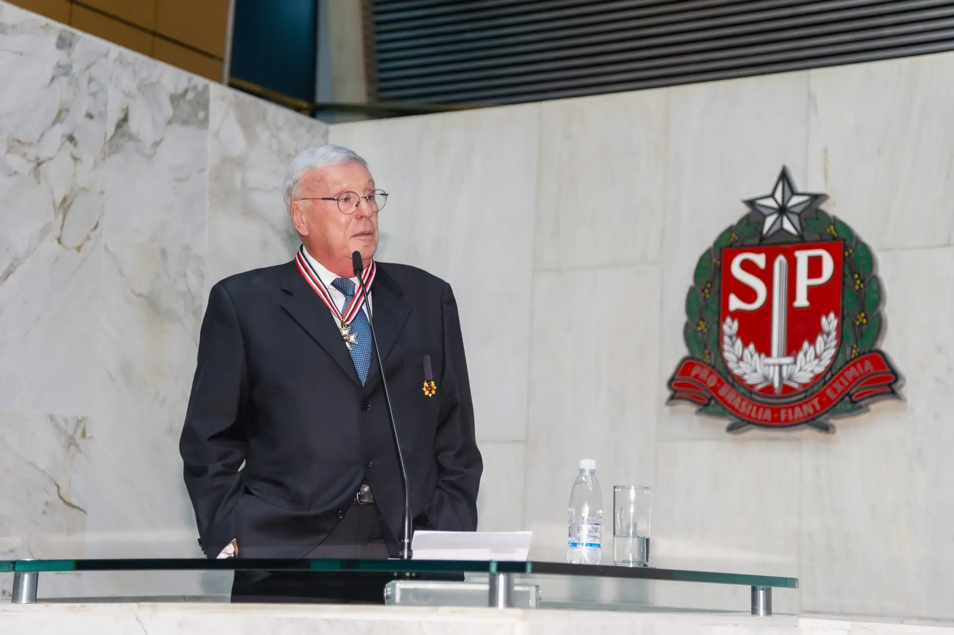 Imagem do Prof. Mario Beni, em 2024, onde recebeu a mais alta honraria concedida pela Assembleia Legislativa de São Paulo, o Colar de Honra ao Mérito Legislativo por sua atuação na Educação.
