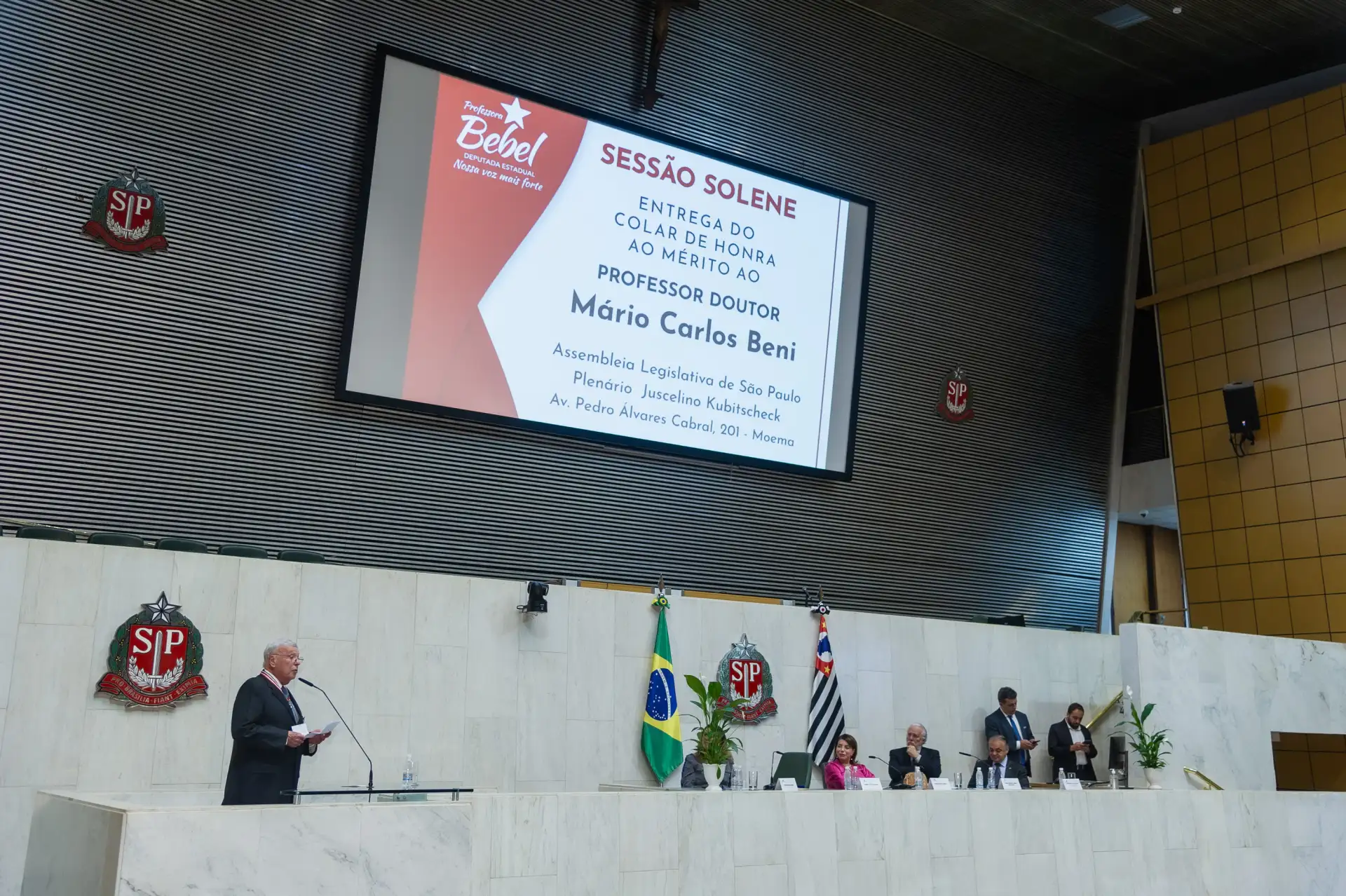 Imagem do Prof. Mario Beni, em 2024, onde recebeu a mais alta honraria concedida pela Assembleia Legislativa de São Paulo, o Colar de Honra ao Mérito Legislativo por sua atuação na Educação.